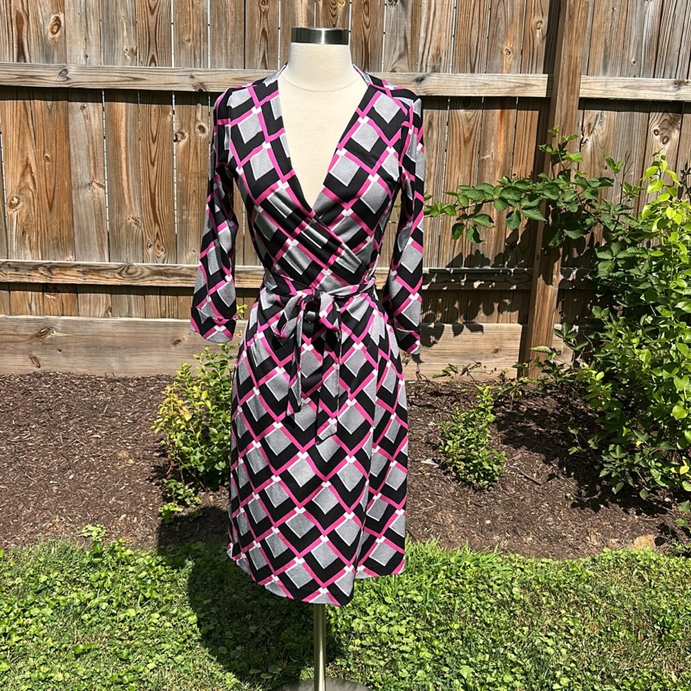 Chic Geometric Patterned Wrap Dress - image 2